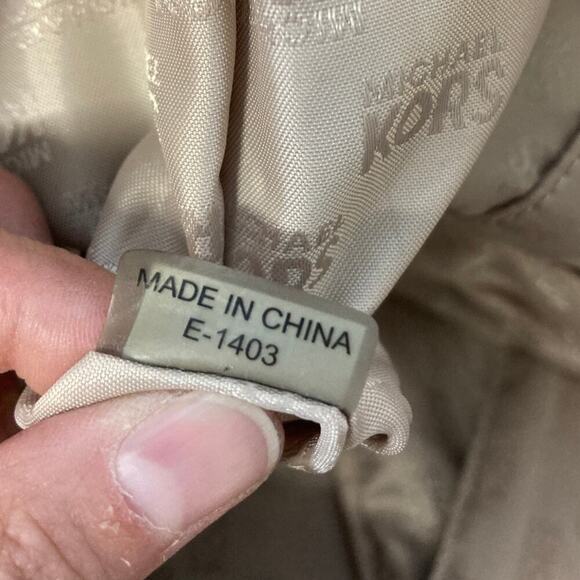 MICHAEL KORS, LARGE NAVY BLUE PEBBLED LEATHER SHOULDER BAG - Picture 13 of 15